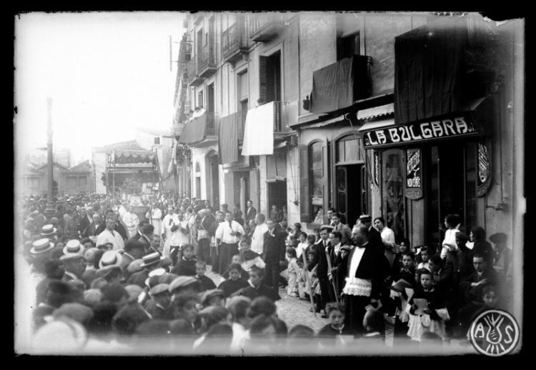 Processó de Corpus a la plaça Major, a l'alçada de la botiga merceria la Búlgara. Sabadell