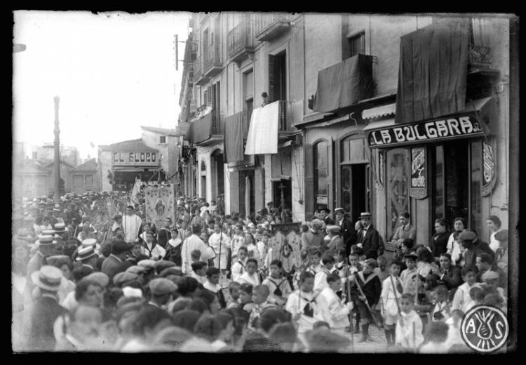 Processó de corpus amb la participació de les escoles al seu pas per la plaça Major. Sabadell
