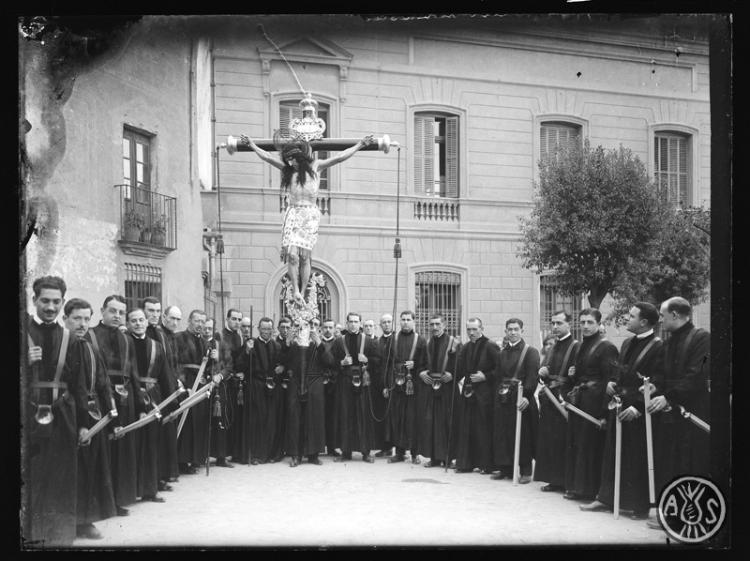 Via Crucis dels portants del Sant Crist de la parròquia de Sant Feliu a la plaça Sant Roc. Sabadell