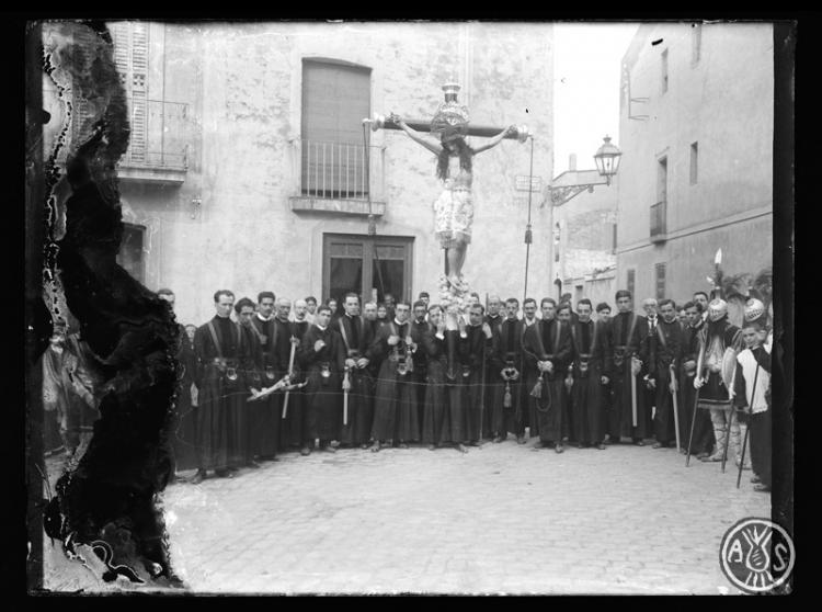 Portants del Sant Crist amb la Creu a la plaça de les Marquillas. Sabadell
