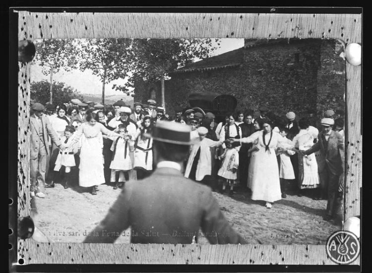 Gent ballant sardanes en l'aplec del santuari de la Mare de Déu de la Salut. Sabadell