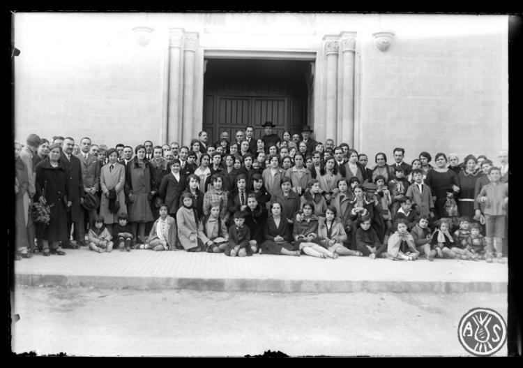 Grup a la porta del Santuari de la Mare de Déu de la Salut. Pontifical del cambril de la Salut presidit pel bisbe de Barcelona Josep Miralles Sbert. Sabadell