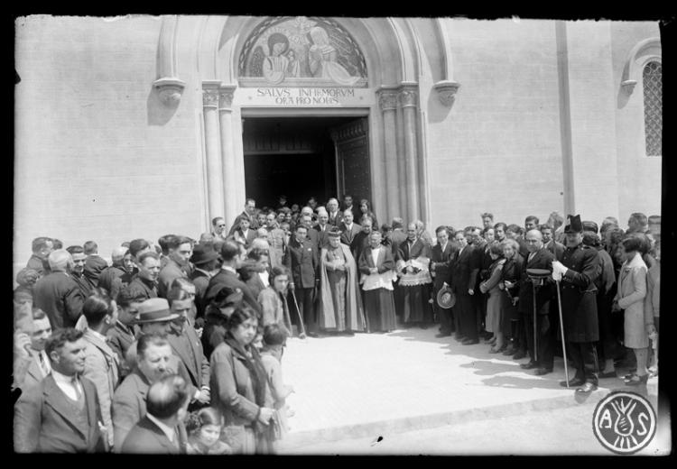 L'alcalde Esteve Relat i el bisbe de Barcelona Ramon Guillamet Coma sortint de l'església del Santuari de la Mare de Déu de la Salut. Sabadell
