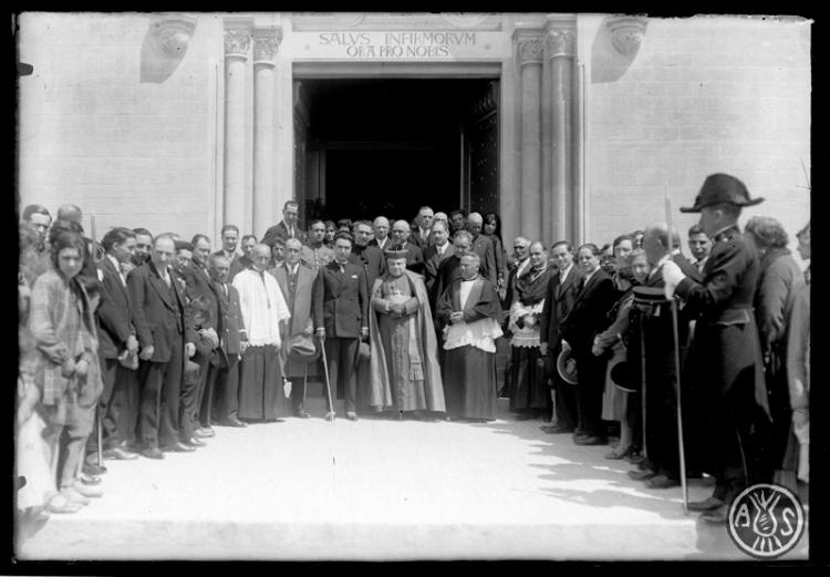 L'alcalde Esteve Relat i el bisbe de Barcelona Ramon Guillamet Coma sortint de l'església del Santuari de la Mare de Déu de la Salut. Sabadell