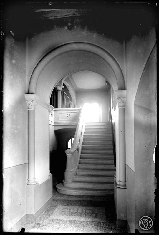 Escala interior del Santuari de la Mare de Déu de la Salut. Sabadell