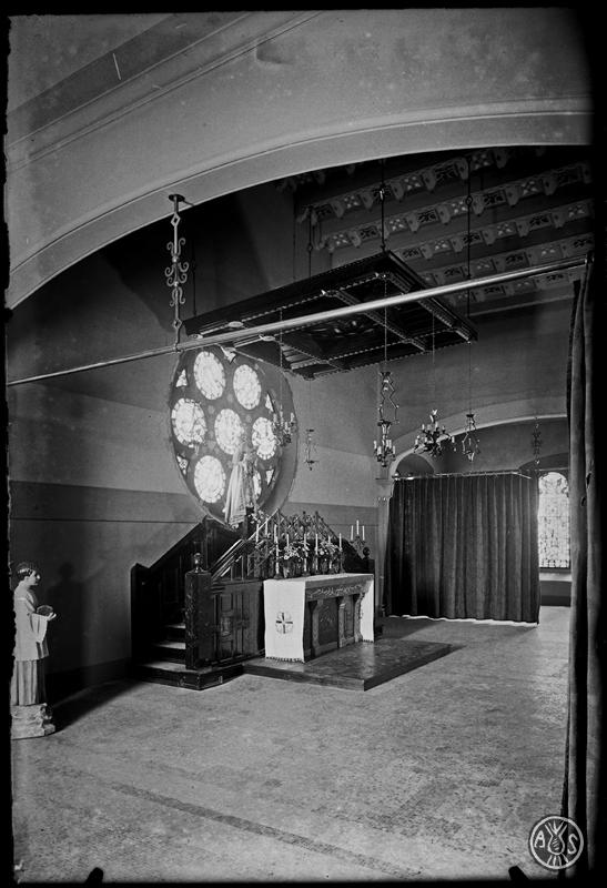 Altar en el cambril del santuari de la Mare de Déu de la Salut, obra de l'artista Jaume Busquets. Sabadell