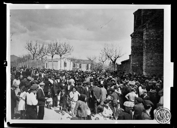 Multitud assistent a l'aplec de la Mare de Déu de la Salut. Sabadell