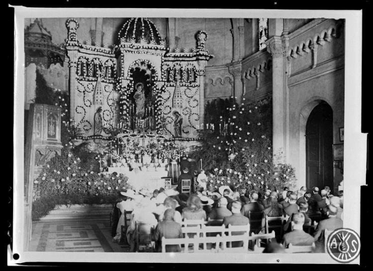 Altar del Santuari de la Mare de Déu de la Salut guarnit per un casament. Sabadell
