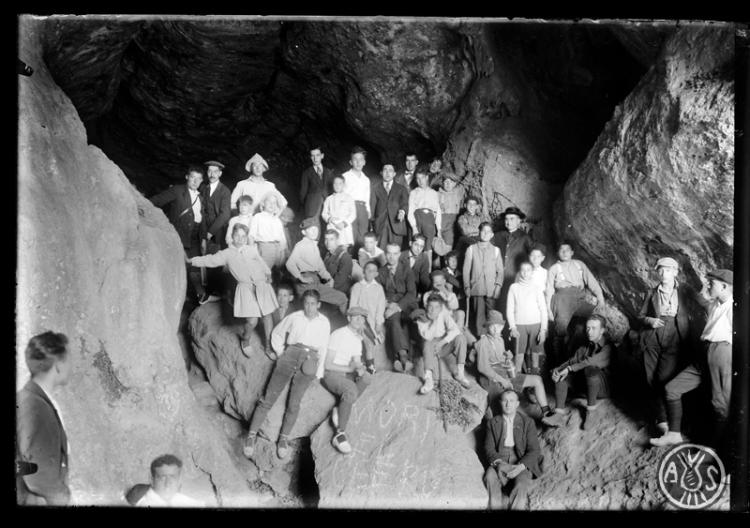 Excursió de la Congregació Mariana a la Cova Simanya. Sant Llorenç del Munt
