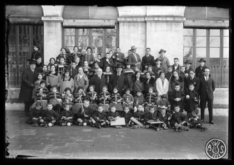 Congregants i filles de Maria al pati de la casa de la Caritat. Repartiment d'obsequis dels reis mags als nens assilats. Sabadell