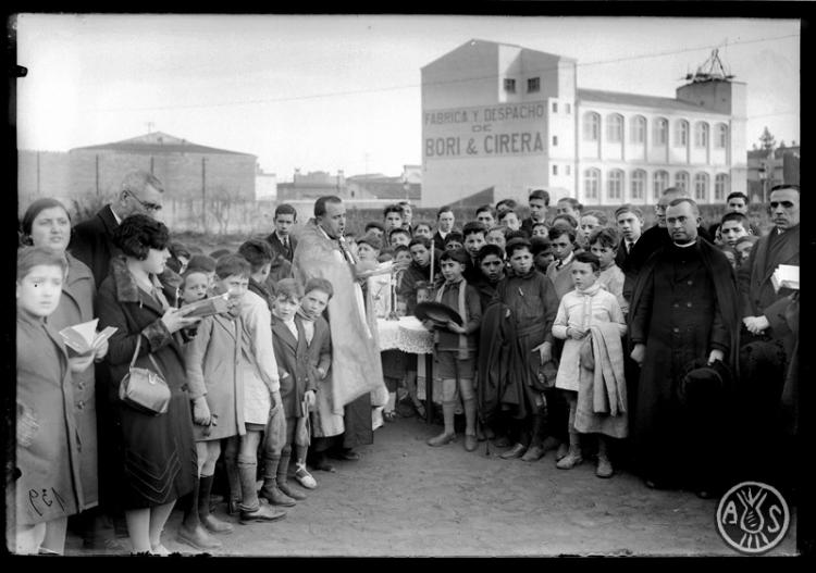Benedicció del camp d'esports destinat a la Congregació Mariana en l'Horta de la casa Duran, a l'actual carrer Tres Creus