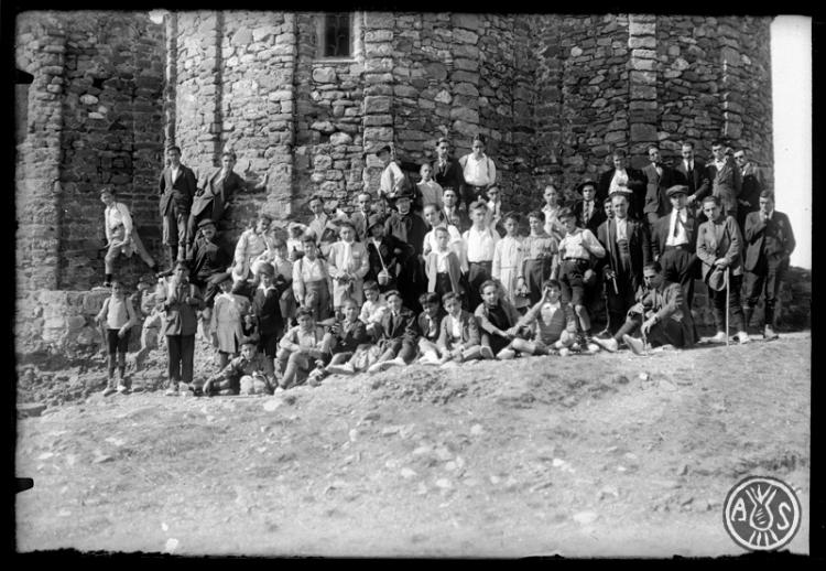 Membres de la Congregació Mariana darrera dels absis del monestir de Sant Llorenç del Munt, a la muntanya de la Mola
