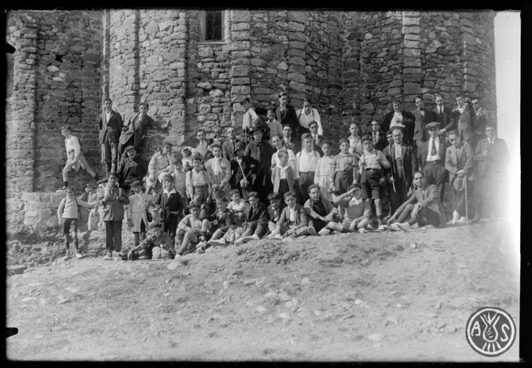 Membres de la Congregació Mariana darrera dels absis del monestir de Sant Llorenç del Munt, a la muntanya de la Mola