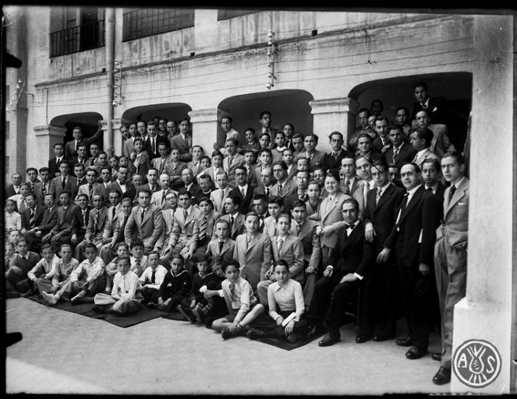 La Congregació Mariana el dia de la seva festa patronal al pati de les Germanetes dels ancians desemparats al carrer Sant Joan. Sabadell