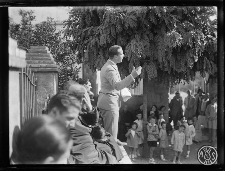 Jaume Mumbert donant un discurs en un acte de propaganda de la Congregació Mariana. Santuari de Sant Cebrià de Valldoreix