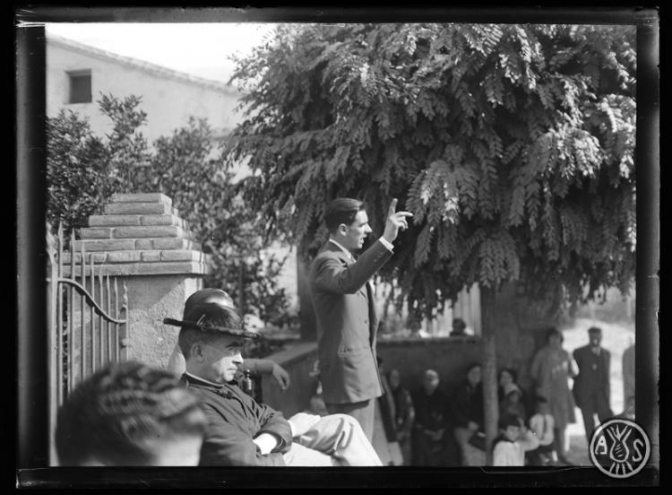 Josep Sabater Casañas donant un discurs en un acte de propaganda de la Congregació Mariana. Santuari de Sant Cebrià de Valldoreix