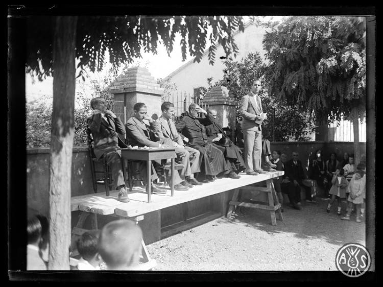 Jaume Mumbert donant un discurs en un acte de propaganda de la Congregació Mariana. Santuari de Sant Cebrià de Valldoreix