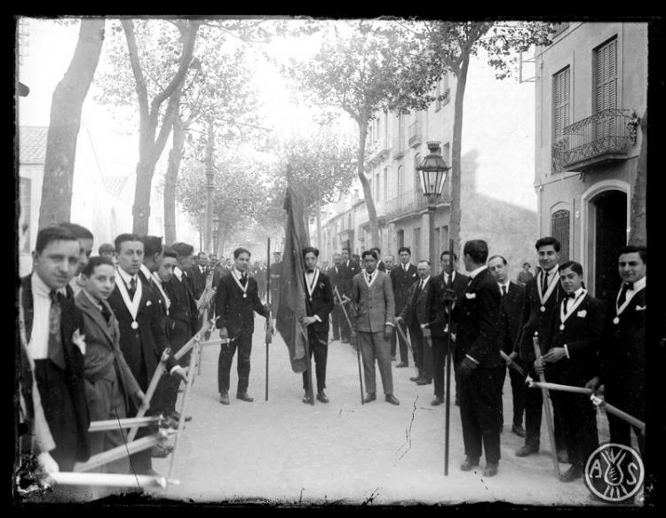 Processó de Corpus dels membres de la Congregació Mariana al pas per la Rambla cantonada carrer Borrell