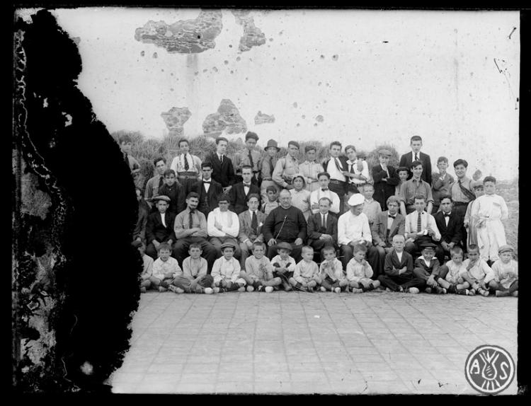 Membres de la Congregació Mariana en una acte d'esbarjo. Sabadell?