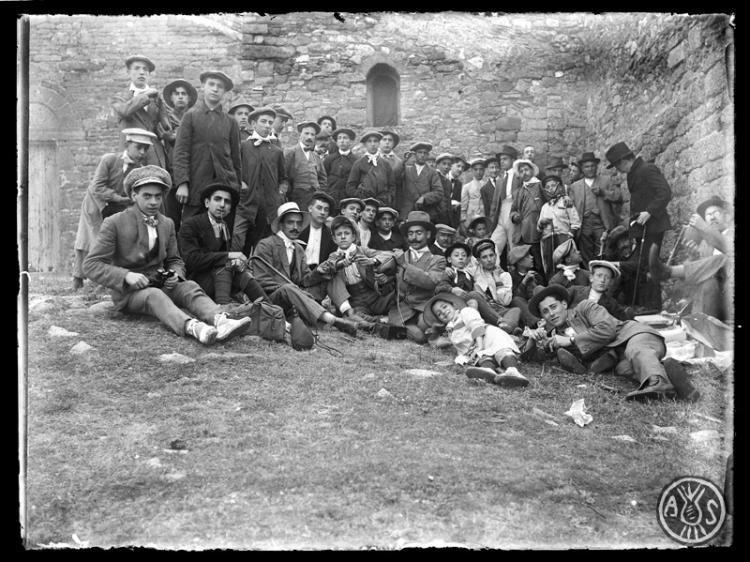 Membres de la Congregació Mariana d'excursió a Sant Llorenç del Munt