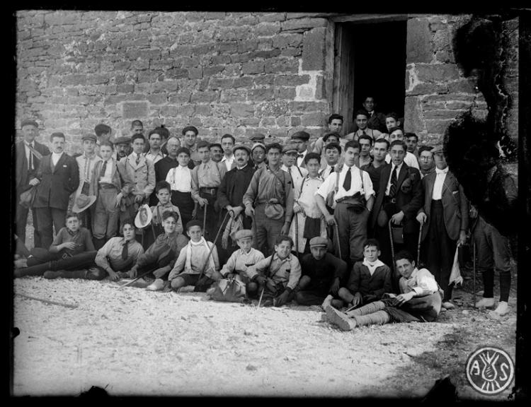 Membres de la Congregació Mariana d'excursió a la Mola de Sant Llorenç del Munt