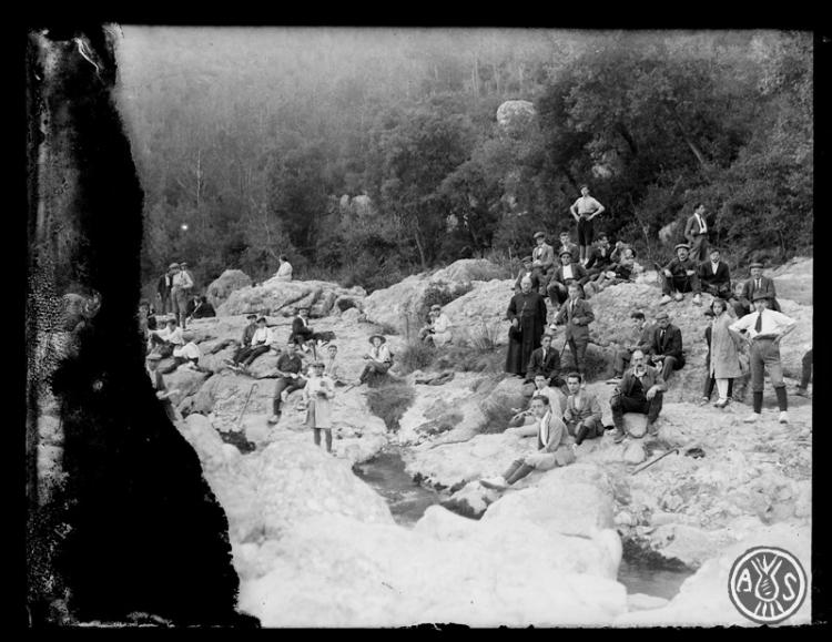 Grup de la Congregació Mariana d'excursió en una riera, prop de Sant Llorenç del Munt