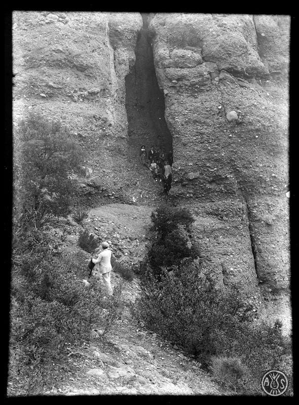 Membres de la Congregació Mariana d'excursió a la cova del Drac de Sant Llorenç del Munt