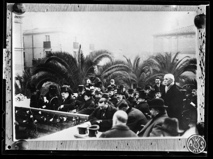 Autoritats i familiars assistint a l'acte d'inauguració d'un monument a Joan Sallarès i Pla a la Plaça del Doctor Robert. Sabadell