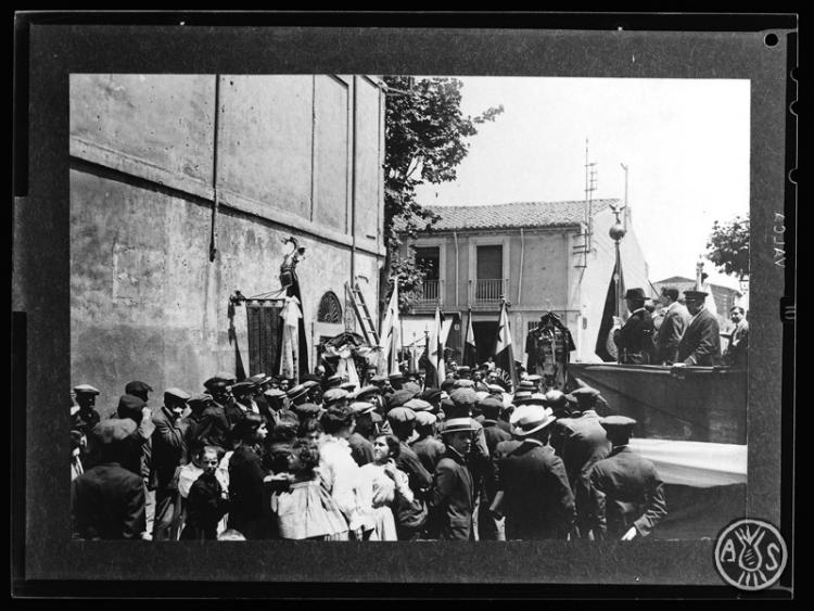 Ofrena floral a la làpida de Llàtzer Zamenhof a l'última travessia de la Via Massagué amb l'assistència de les autoritats esperantistes. Sabadell