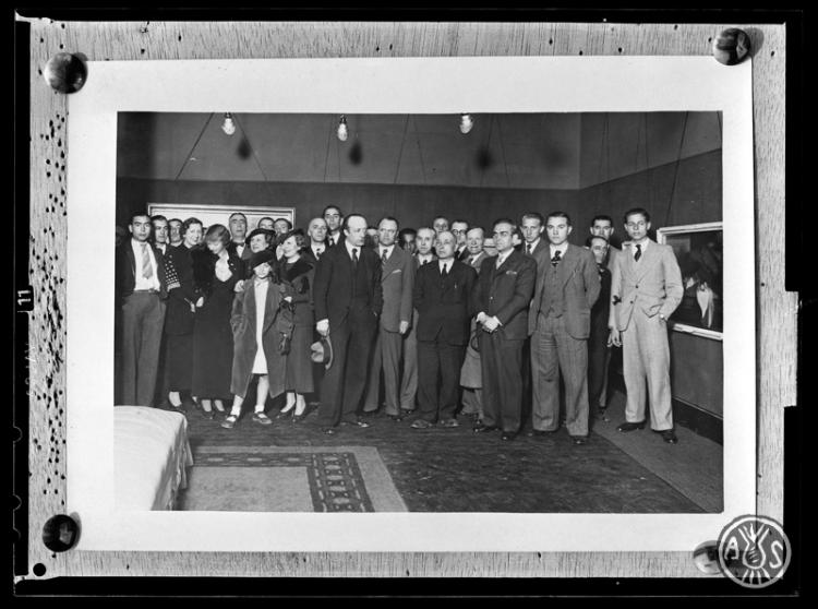 Grup d'assistents a la inauguració d'una exposició de l'artista Rafael Durancamps Folguera, a l'Acadèmia de Belles Arts. Sabadell