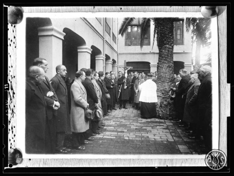 Viacrucis practicat pels assistents, encara en repòs espiritual, celebrat al pati de les Germanetes dels Avis Desemparats. Sabadell