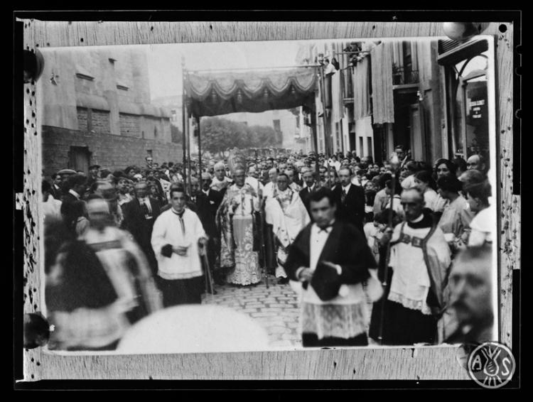 El bisbe de Barcelona Joan Laguarda Fenollera sota el tàlem pel carrer de Gràcia durant la seva visita pastoral. Sabadell