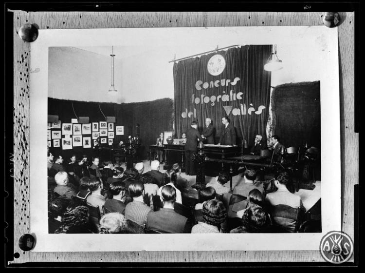 Acte de repartiment de premis d'un concurs fotogràfic organitzat pel Centre Excursionista del Vallès i celebrat a la sala d'actes del Centre Català. Sabadell