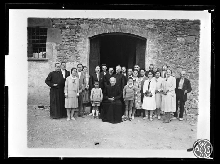 Grup de persones amb el canonge Jaume Collell i Bancells. Vic