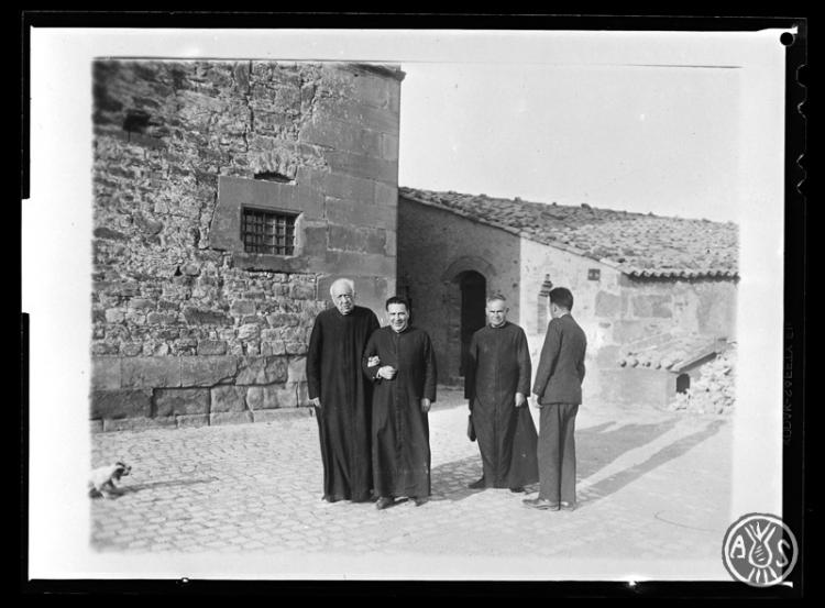 El canonge Jaume Collell i Bancells del braç del doctor Lluís Carreras i mossen Antoni Baranguer. Vic