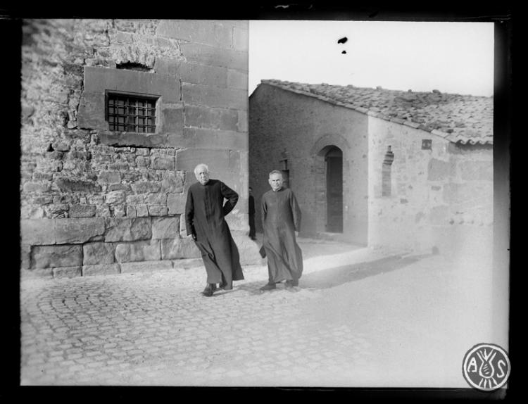 El canonge Jaume Collell i Bancells (esquerra) acompanyat del mossèn Antoni Baranguer caminant per un dels carrers de Vic