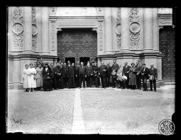 Membres de l'Acadèmia Catòlica, entre ells en doctor Lluís Carreras, en sortir de la basílica de Montserrat després de l'ofrena del ciri votiu. Santuari de la Mare de Déu de Montserrat