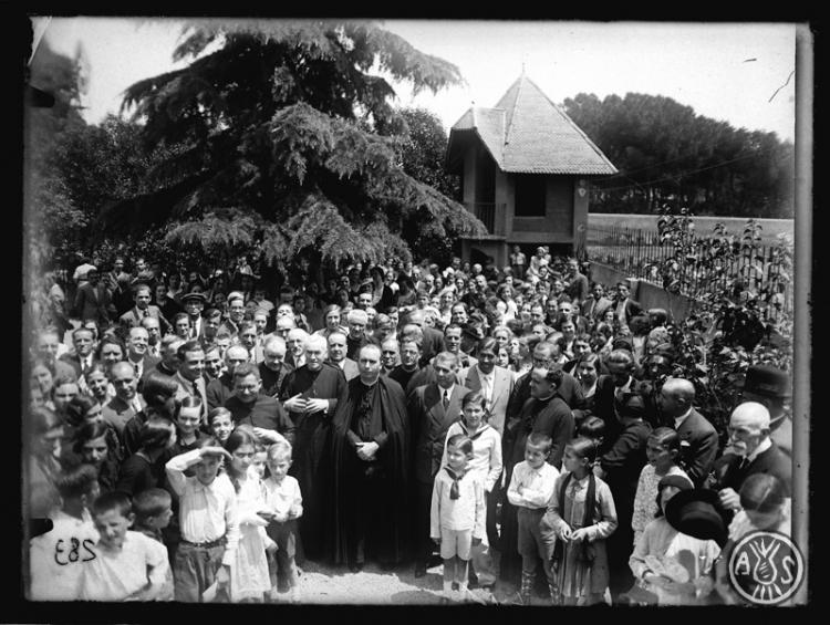Capellans i membres de l'Acadèmia Catòlica al jardí després de la missa inaugural i la col·locació de la primera pedra de l'església de Sant Salvador. Sabadell