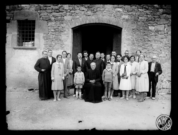 Grup de persones amb el canonge Jaume Collell i Bancells. Vic
