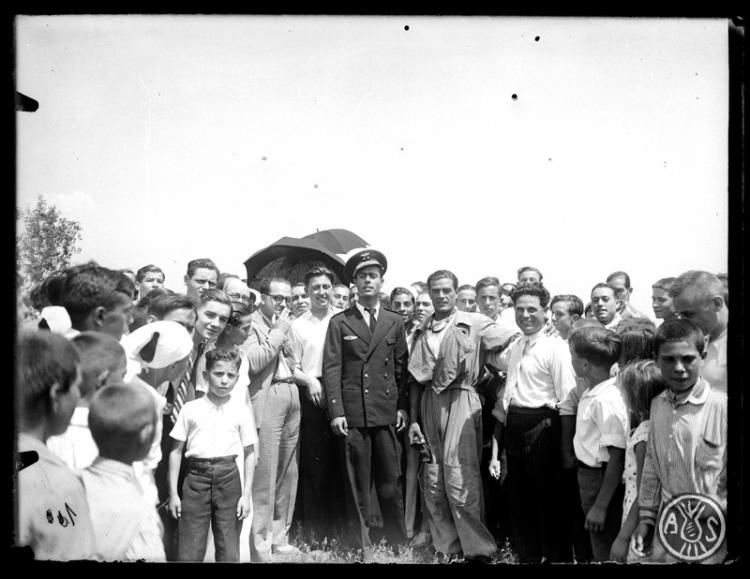 Grup d'aviadors i públic del festival aèri celebrat a la Festa Major. Sabadell