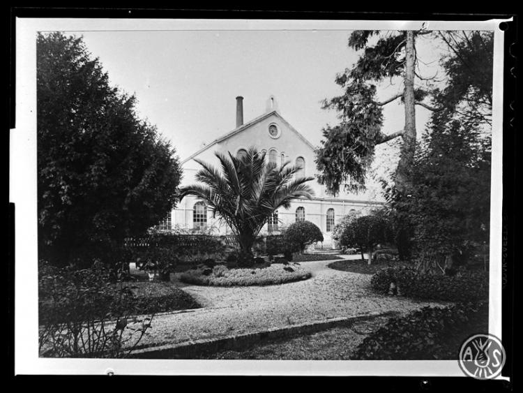 Jardins i façana del vapor vell de Manufactures Carol S.A. (vapor de l'infern) al carrer Calderon cantonada Jovellanos, conegut com Cal Jepó. Sabadell