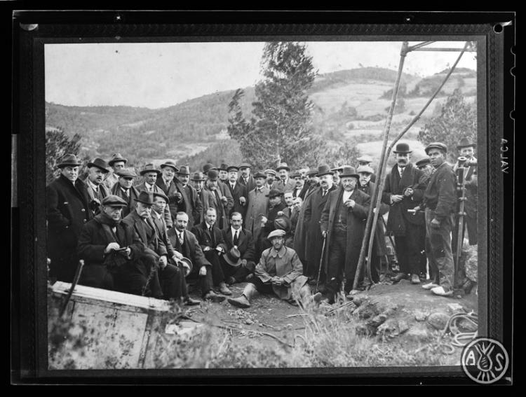 Usuaris de les aigües del riu Ripoll reunits a les Arenes en motiu del sondeig realitzat per l'estudi de la construcció d'una presa regularitzadora de l'aigua. Pantà del riu Ripoll. Sabadell