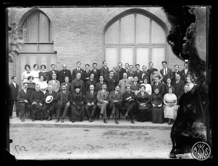 Autoritats locals al pati de l'Escola Industrial en l'homenatge al mestre Josep Planas i Argemí director de l'Orfeó de Sabadell