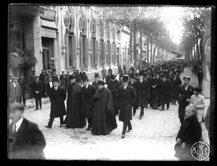 Enterrament de Josep Gorina Pujol. Familiars i autoritats a la Rambla de Sabadell al seu pas pel teatre Euterpe