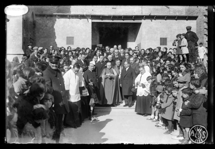 Sortida de la benedicció de l'altar del Gremi de Fabricants en honor a Sant Sebastià i Sant Roc pel bisbe de Barcelona Josep Miralles Sbert. Sabadell
