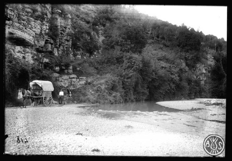 Home i un carro de cavalls recollint aigua a la font de la Riera. Sant Feliu del Racó
