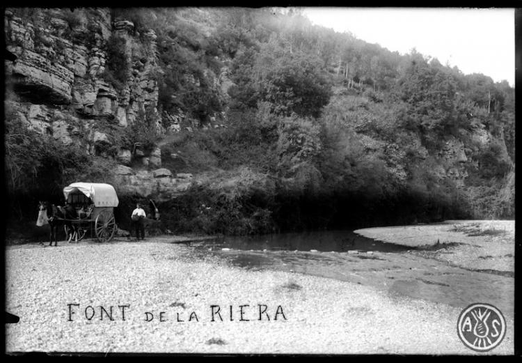 Home i un carro de cavalls recollint aigua a la font de la Riera. Sant Feliu del Racó