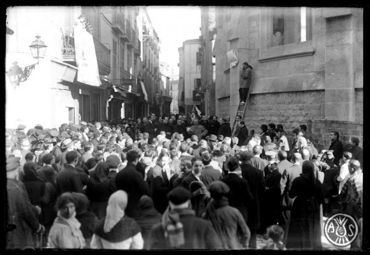 Assistents a la descoberta d'una làpida que el dóna el nom de Sardà i Salvany al carrer de la Rosa. Sabadell