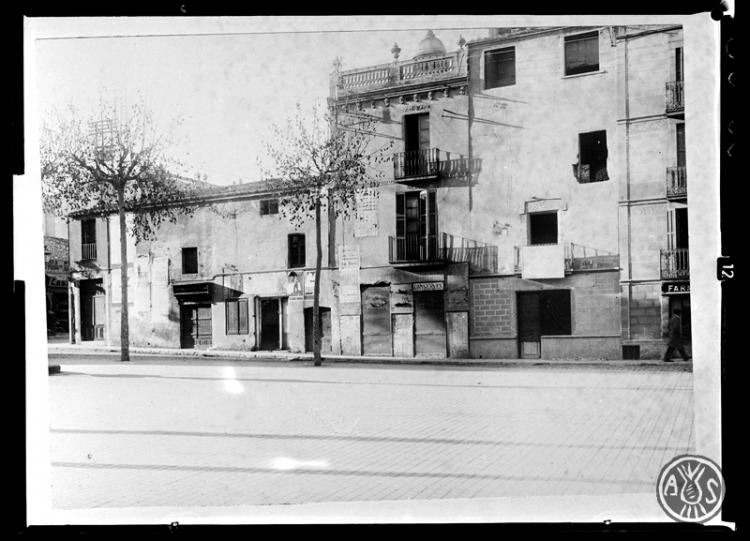 Aspecte de la Plaça de l'Àngel entre la via Massagué i el carrer de la Salut. Sabadell