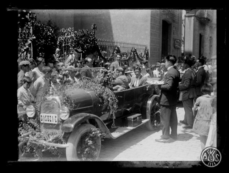 Comissió repartint medalles i benedicció de cotxes el dia de Sant Cristòfol. Sabadell